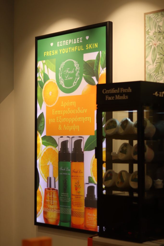 PANAFLEX ΜΕ ΠΡΟΒΟΛΗ ΑΠΟ ΑΦΗΣΑ ΕΠΑΝΩ ΣΕ PLEXIGLASS ΚΑΙ ΕΣΩΤΕΡΙΚΟ ΦΩΤΙΣΜΟ