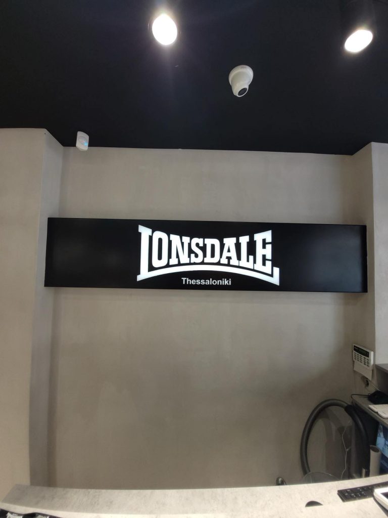 ΜΕΤΑΛΛΟΠΛΑΣΤΙΚΗ ΕΠΙΓΡΑΦΗ ΜΕ ΓΡΑΜΜΑΤΑ PLEXIGLASS ΚΑΙ ΕΣΩΤΕΡΙΚΟ ΦΩΤΙΣΜΟ